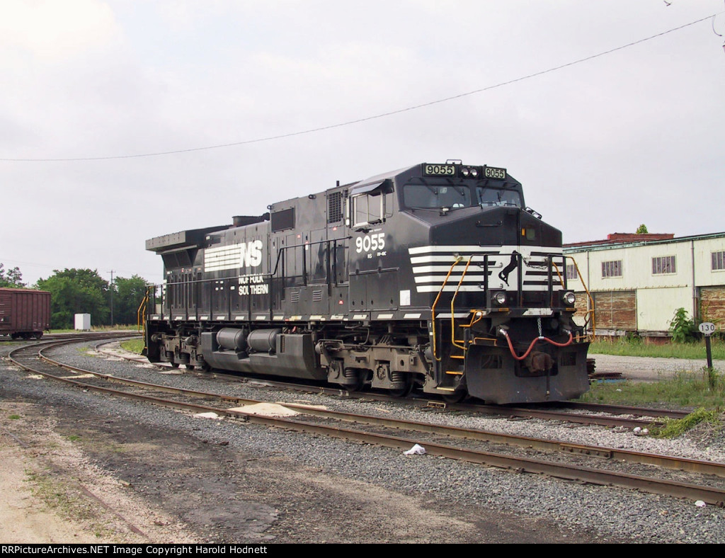 NS 9055 parked by the NS "H" 130 mp